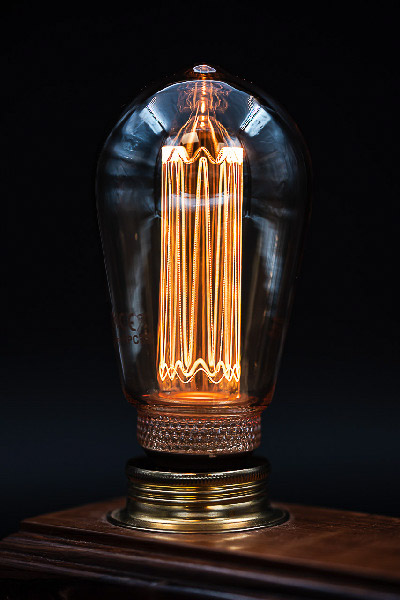 Photo de produit artistique et professionnelle D'une lampe allumée Sur un fond noir