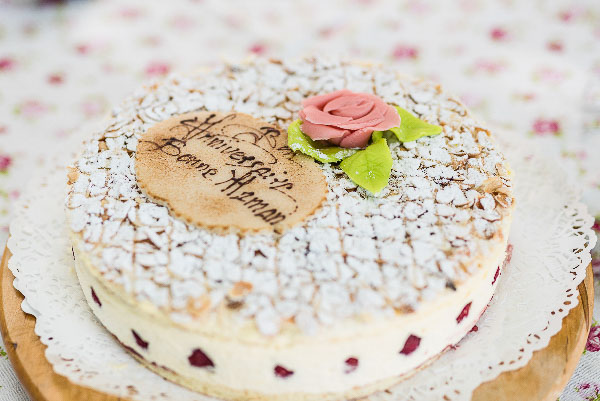 Photo d'un beau gâteau d'une Grand-mère Pour un anniversaire fêté en famille dans le Beaujolais