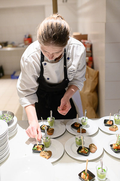 Reportage photos D'une cuisinière Qui dresse des assiettes dans un restaurant dans le Rhône